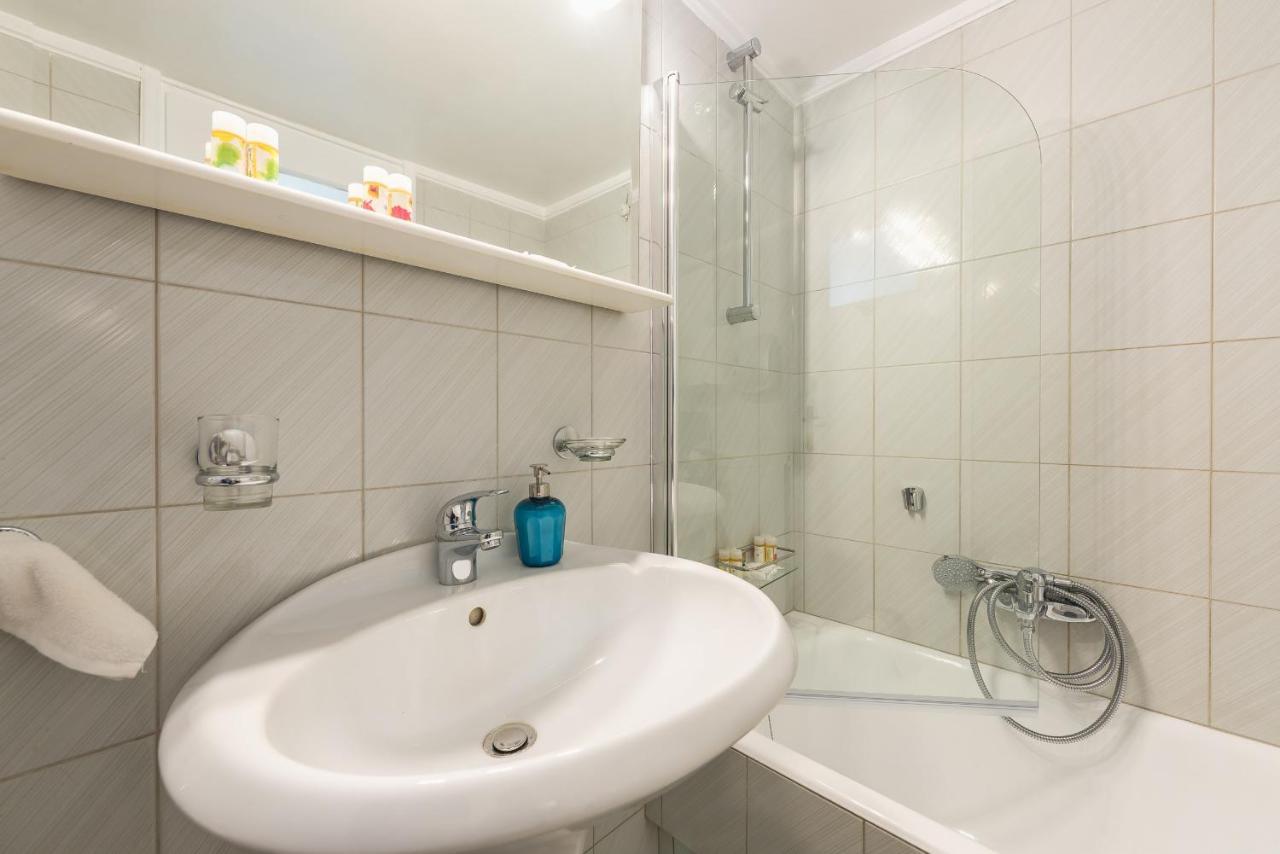 Cozy And Fresh Apt Close To Metro アテネ エクステリア 写真